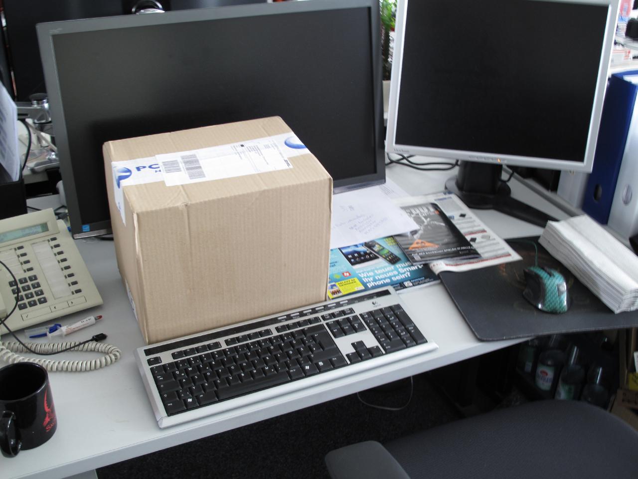 [10/08/2012] Reinhard, bist du das? Natürlich nicht. Kollege Staudacher hat's in seinem Urlaub gen heimatliche Tiroler Gefilde gezogen. Hier macht es sich nur ein formschönes Paket von PC-Cooling auf dem leeren Arbeitsplatz gemütlich.