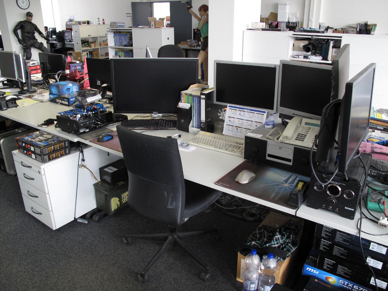 [10/08/2012] Auch Carsten nutzt die Gunst der Stunde und hat sich für das Home-Office am Freitag entschieden (Retro-Tests!) Auf den Office-PC kann man ja verzichten, aber was man mit dem High-End-Testsystem alles anstellen könnte ...