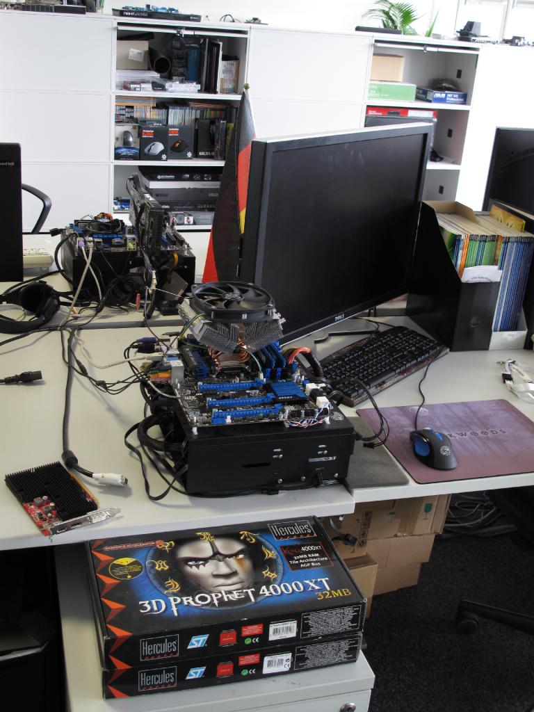 [10/08/2012] Was ist das denn für ein Ding vor dem Test-PC? Hierbei handelt es sich weder um den verpackten halbmenschlichen Sohn des Zeus, Herkules, und auch nicht um falsche Prohpeten sondern um zwei schicke Grafikkarten aus der Zeit der zweiten Geforce-Generation. Dank Tile-Based Rendering konnten die günstigen Kyro-Karten teilweise deutlich teurere Nvidia-Karten übertrumpfen. Wir sind gespannt, was uns Carsten demnächst alles darüber erzählt.