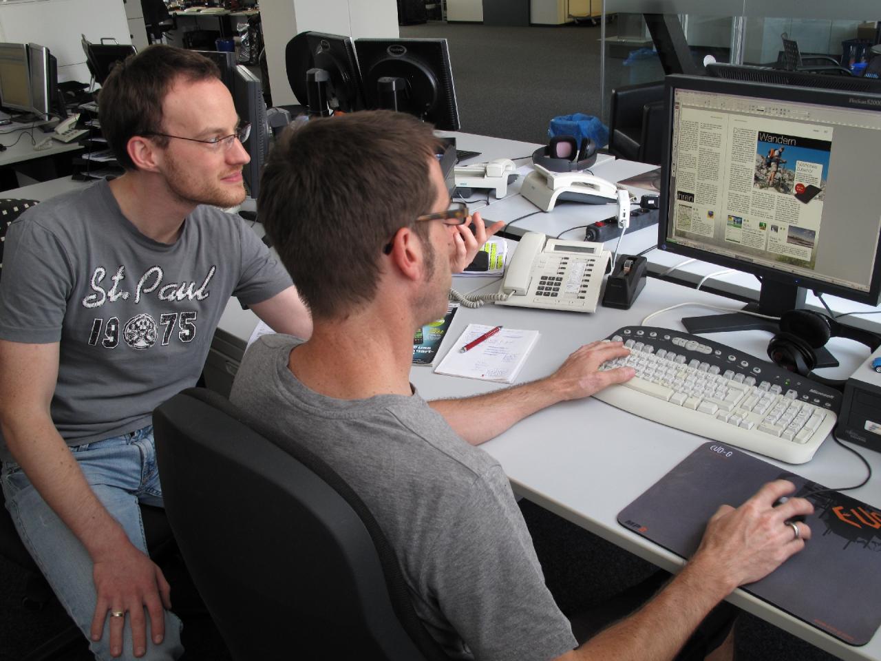 [10/08/2012] Profis bei der Arbeit. Hier entsteht unter Hochdruck die fantastische neue Ausgabe der Pad & Phone. Daniel Möllendorf und Frank Pfründer sinnieren gerade über die wichtigsten Inhalte und das passende Layout. Was wohl die beste App für Wanderer ist?