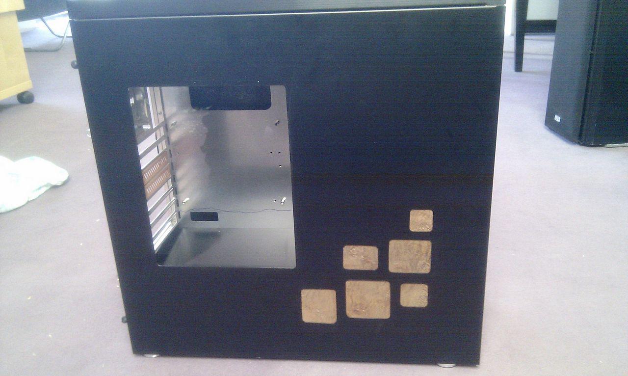 [13/08/2012] Lian-Li-Casemod: Aluminium trifft auf Nussbaum-Wurzelholz (17)