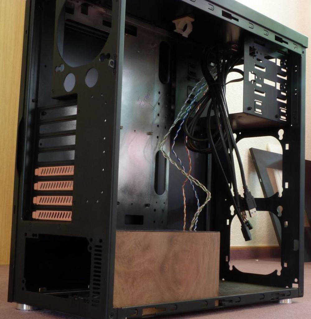 [13/08/2012] Lian-Li-Casemod: Aluminium trifft auf Nussbaum-Wurzelholz (20)