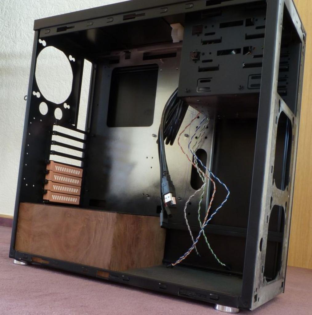 [13/08/2012] Lian-Li-Casemod: Aluminium trifft auf Nussbaum-Wurzelholz (22)