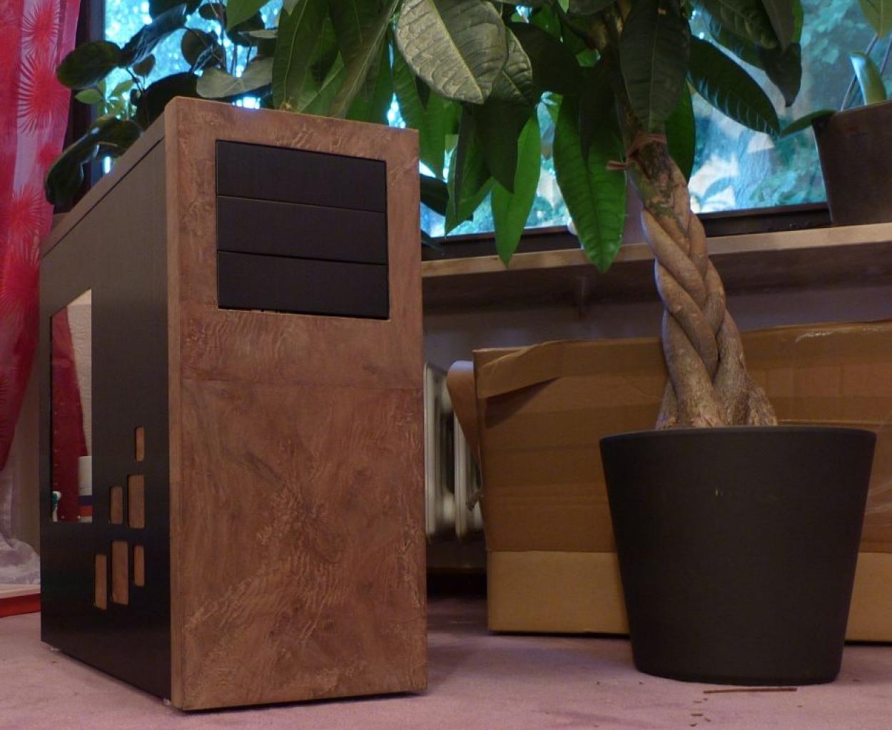 [13/08/2012] Lian-Li-Casemod: Aluminium trifft auf Nussbaum-Wurzelholz (24)