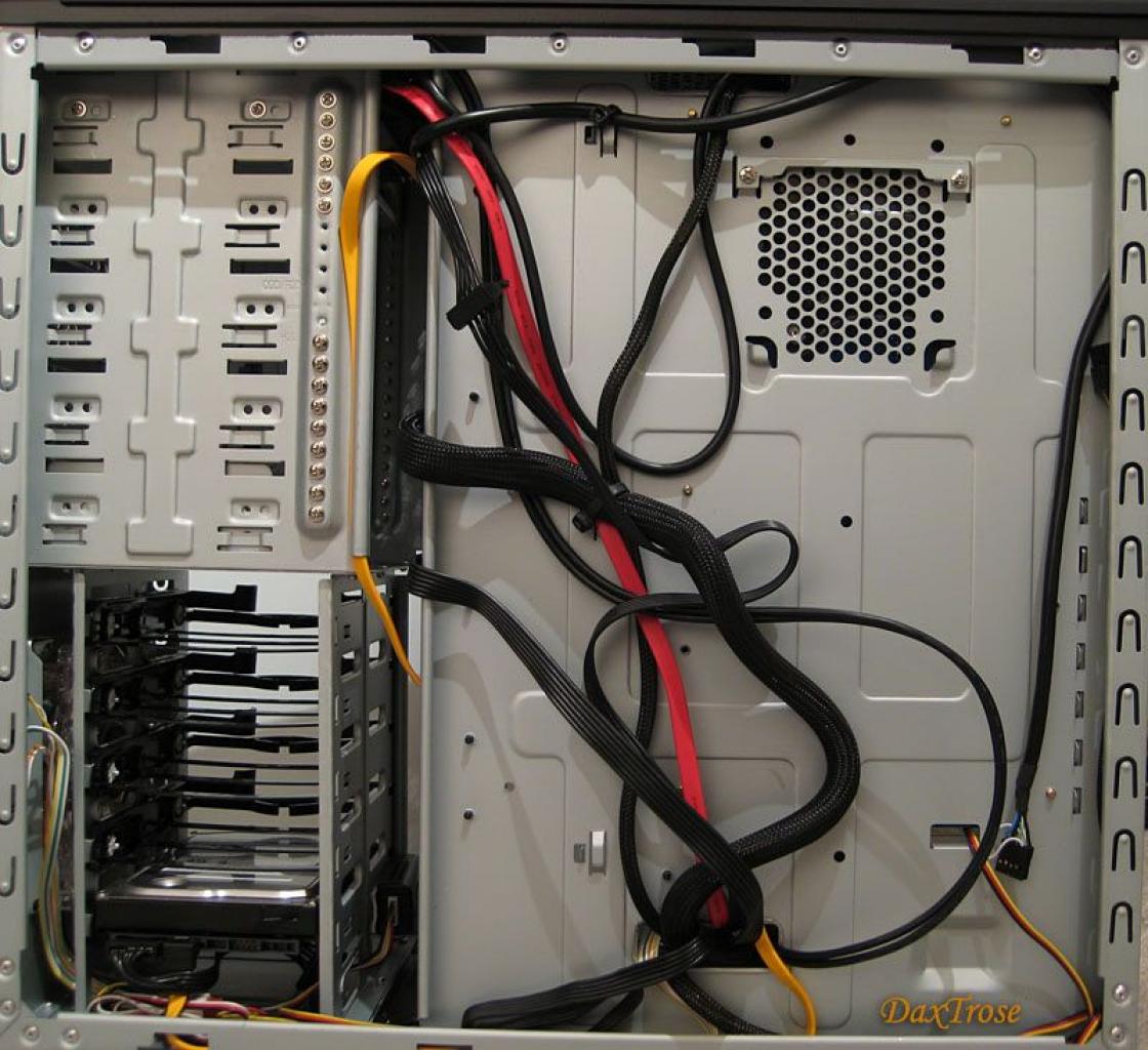 [22/08/2012] PCs von hinten: Wie steht es um ihr Kabelmanagement? (3)