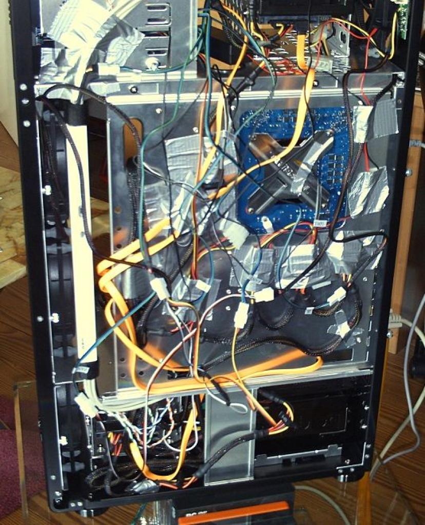 [22/08/2012] PCs von hinten: Wie steht es um ihr Kabelmanagement? (5)