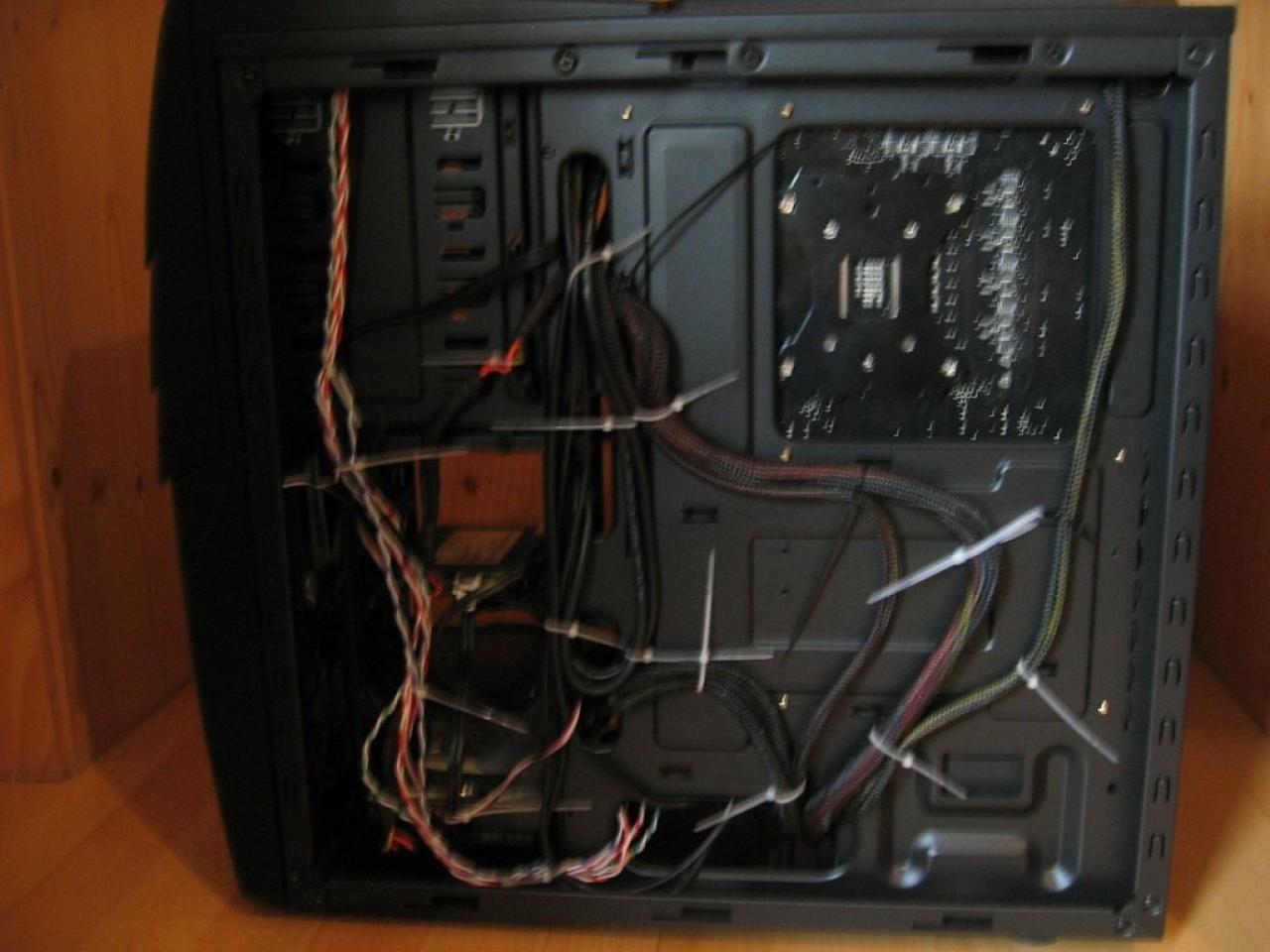 [22/08/2012] PCs von hinten: Wie steht es um ihr Kabelmanagement? (6)