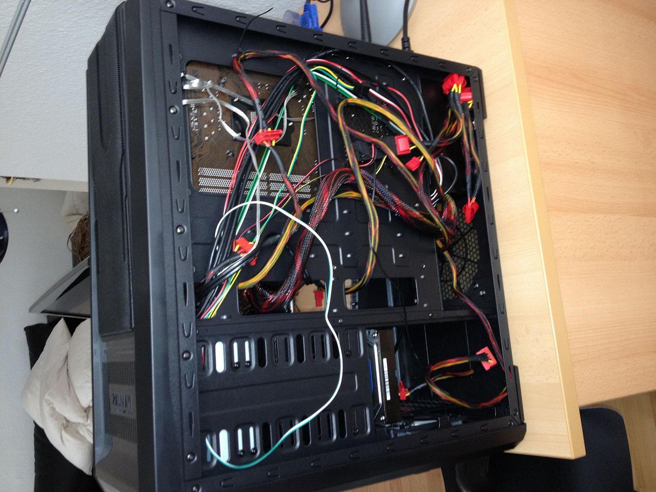 [22/08/2012] PCs von hinten: Wie steht es um ihr Kabelmanagement? (7)