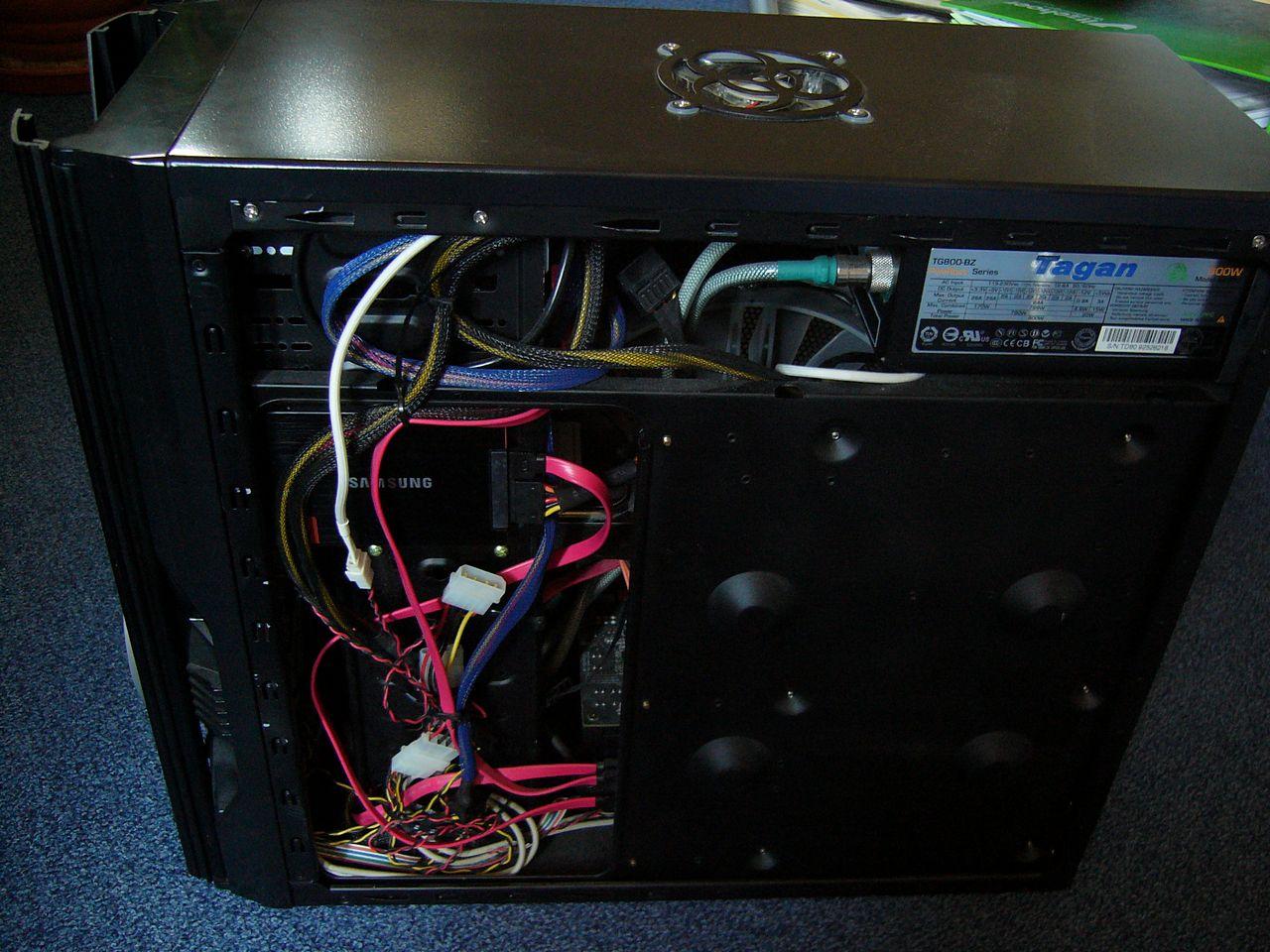 [22/08/2012] PCs von hinten: Wie steht es um ihr Kabelmanagement? (8)