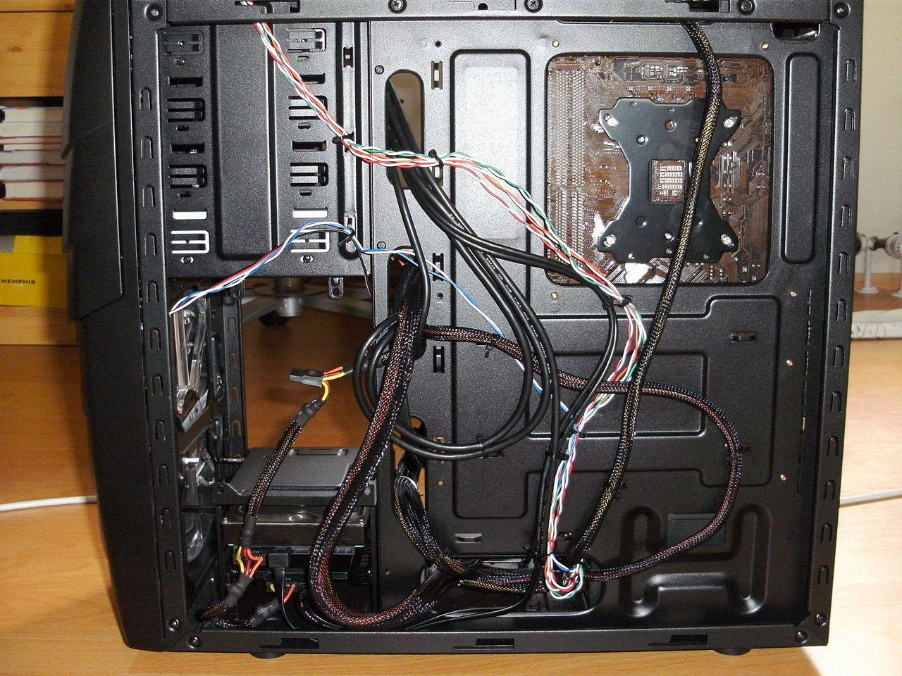 [22/08/2012] PCs von hinten: Wie steht es um ihr Kabelmanagement? (9)