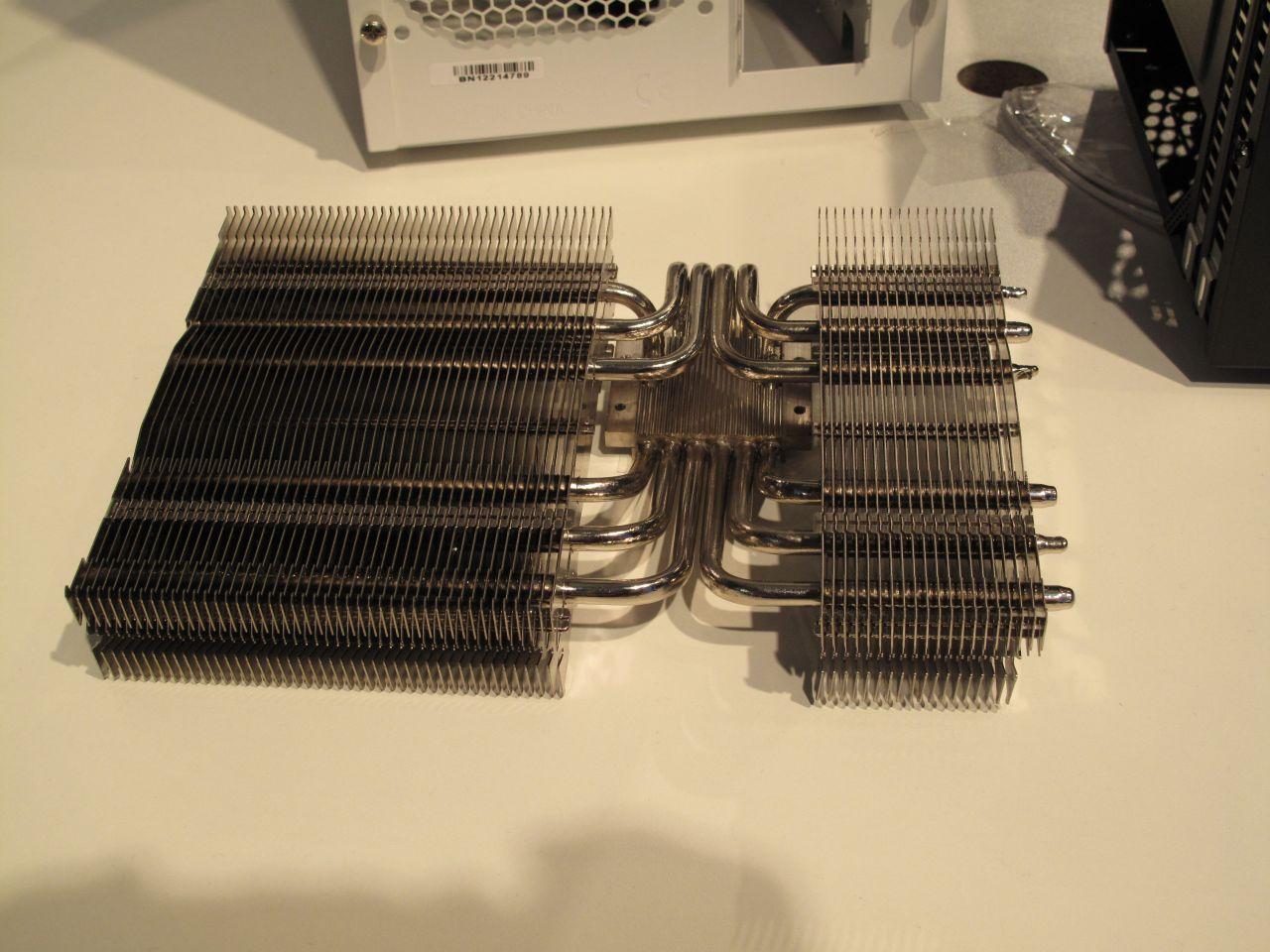 [16/08/2012] Monströser VGA-Kühler Prolimatech MK-26 auf der Gamescom ausgestellt (5)