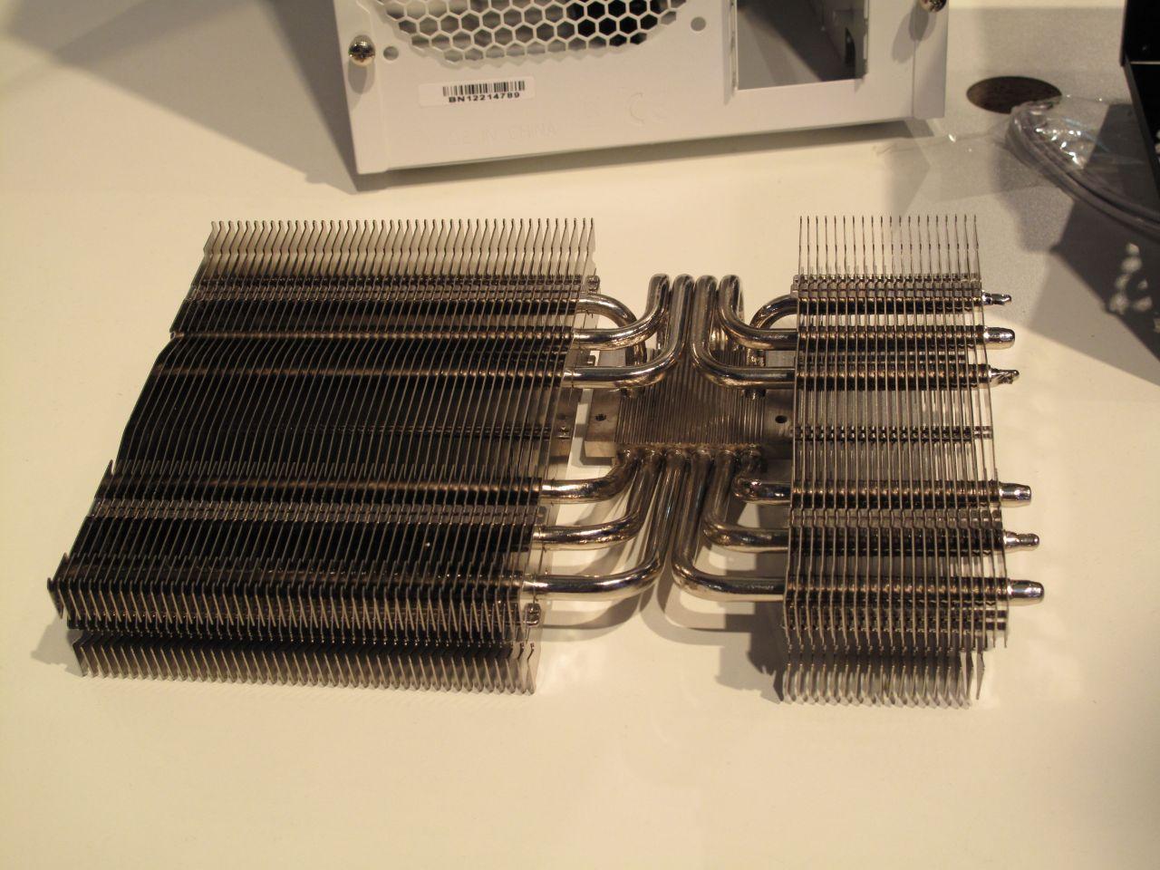 [16/08/2012] Monströser VGA-Kühler Prolimatech MK-26 auf der Gamescom ausgestellt (6)