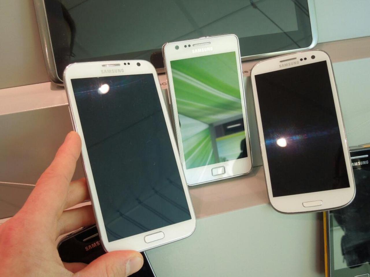 [31/08/2012] Das Samsung Galaxy Note 2 versucht den Spagat zwischen Smartphone und Tablet. Besonders cool: Die optionale Stiftbedienung.Benchmarks und Größenvergleiche haben wir angestellt.