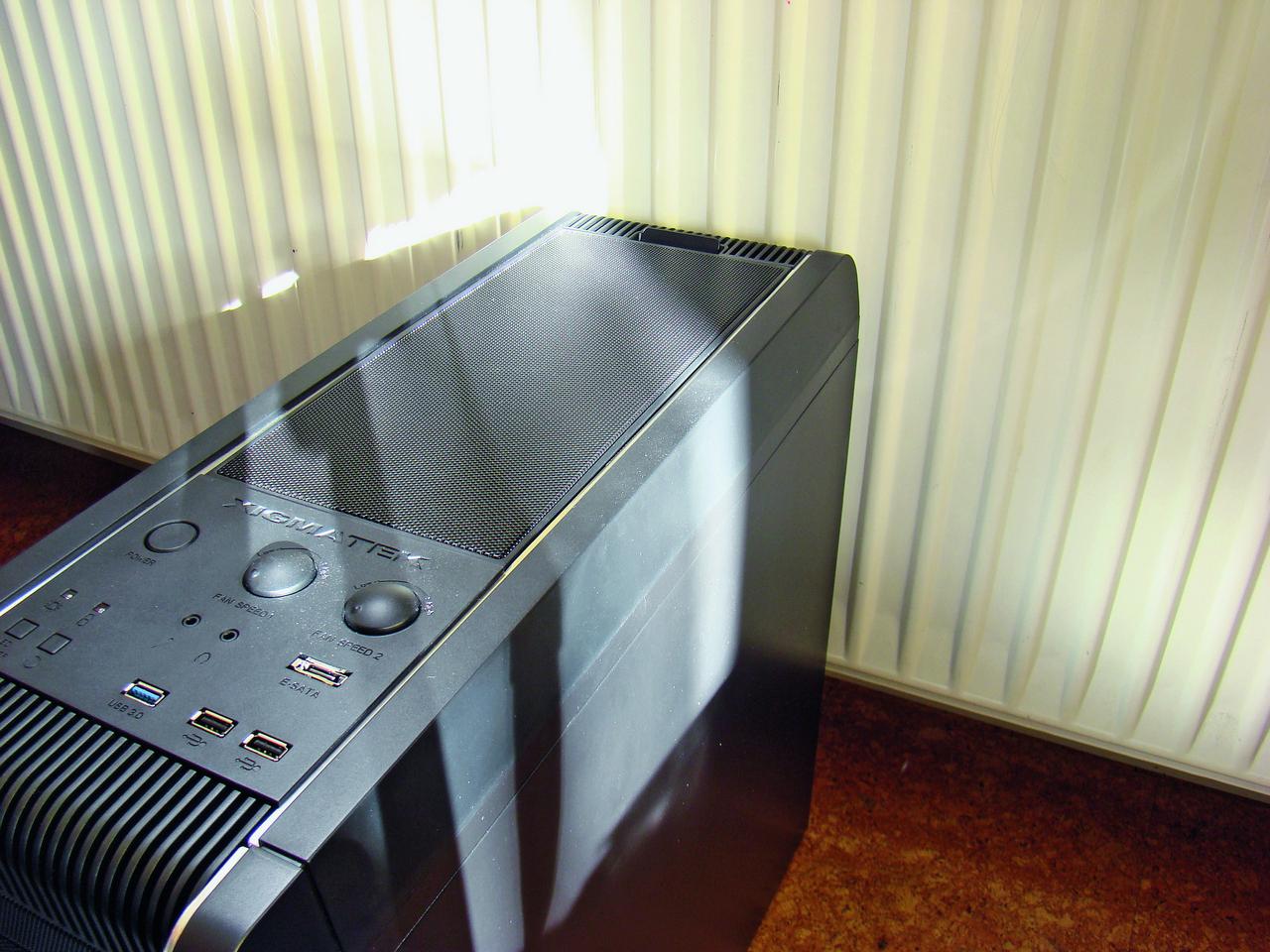 [01/08/2012] Gerade im Sommer gilt: Setzen Sie den PC nicht der direkten Sonneneinstrahlung aus und im Winter sollte klar sein, dass Ihr Rechner nicht unbedingt mit der Heizung kuscheln muss
