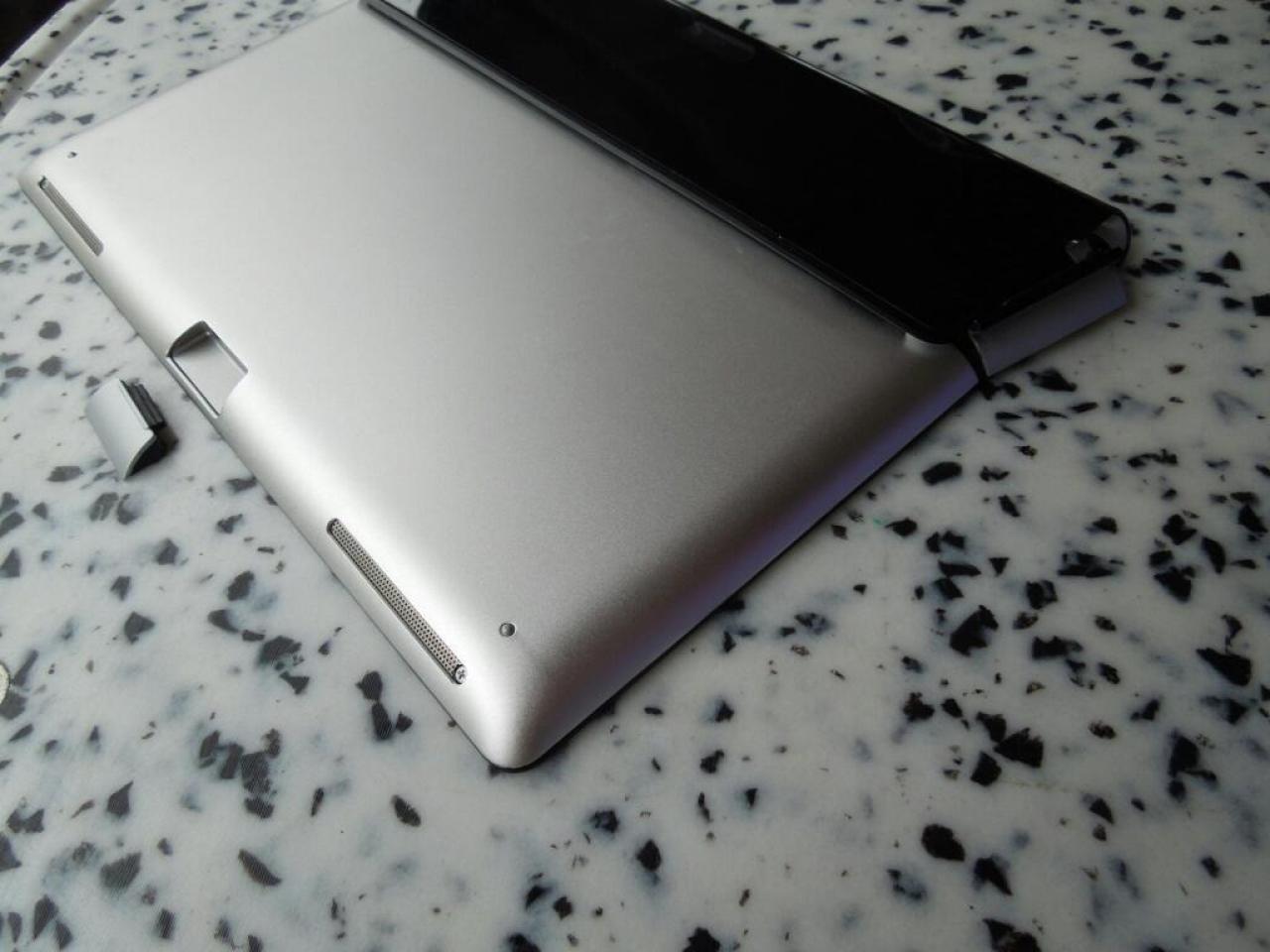 [31/08/2012] Sony Xperia Tablet S - federleichtes Familien-Tablet samt Zubehör im Hands-on-Test (3)
