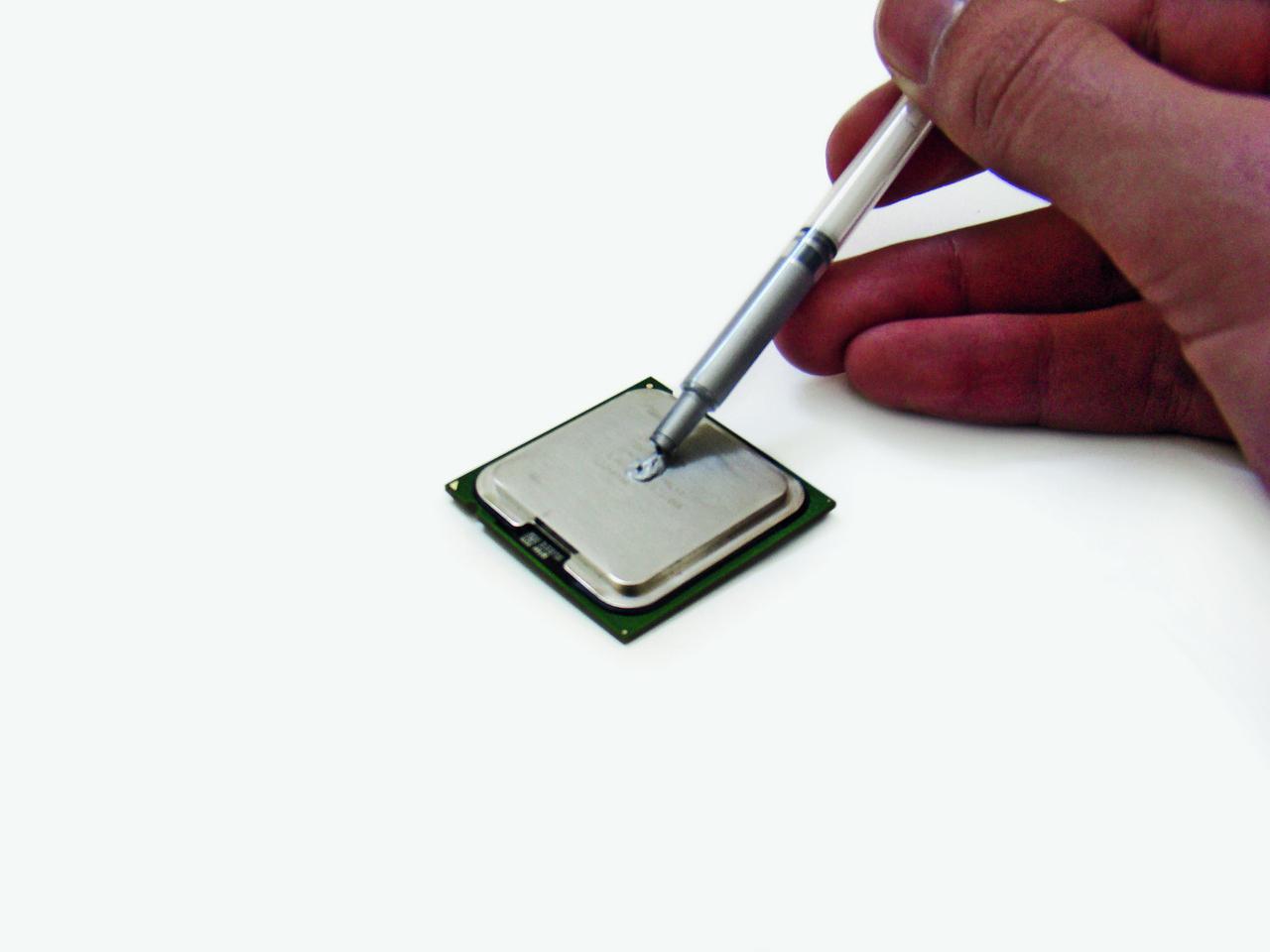 [01/08/2012] Wenn Sie den CPU-Kühler wechseln, dann bietet es sich an, die Wärmeleitpaste zu erneuern - eine dünne Schicht reicht und lassen Sie am Rand zwei Millimeter frei, der Kühler verteilt die Paste ohnehin durch den Anpressdruck