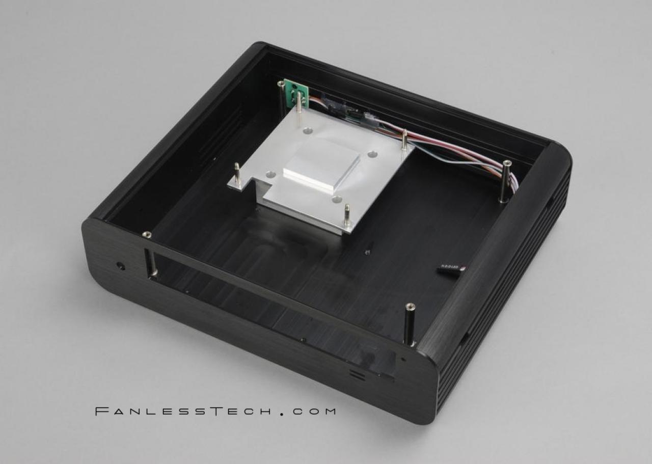 [01/08/2012] Thin-Mini-ITX-Gehäuse: Bilder des Akasa Euler aufgetaucht (4)