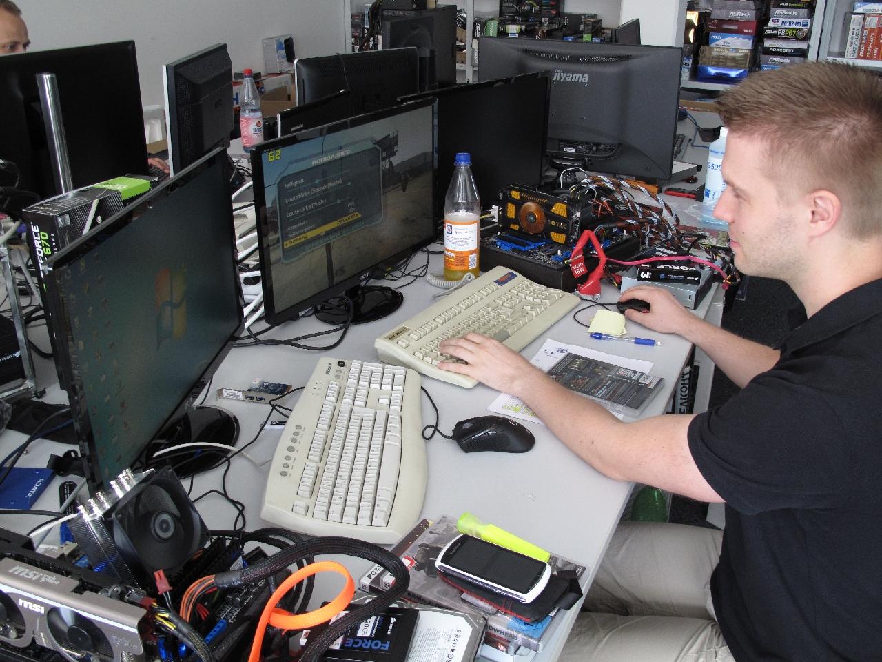 [17/08/2012] Markus, seines Zeichens emsiger Praktikant, testet fleißig an den Spielen für das große Special in der nächsten Ausgabe. Dabei werden sage und schreibe 50 Spiele auf Windows 7 und Windows 8 getestet, eine harte Aufgabe.