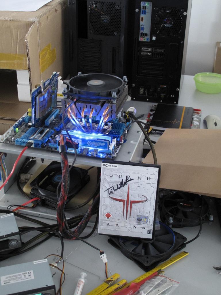 [17/08/2012] Hier sehen wir gleich den Arbeitsplatz des zweiten Gamescom-Besuchers. Reinhard arbeitet derzeit für Sie an einer Marktübersicht mit zehn CPU-Kühlern und präsentiert nebenbei noch ein signiertesSpiel, ein Andenken an die Köln-Messe.