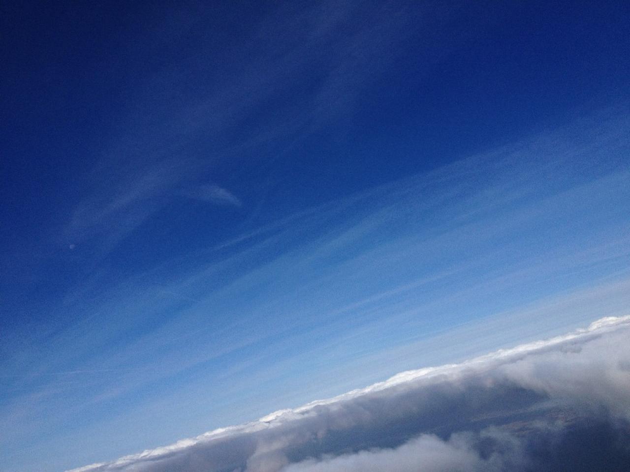 [10/09/2012] 4 Minuten und 30 Sekunden nach dem Start ist der Wetterballon schon über den Wolken - iPhone-4S-Aufnahme beim Flug in die Stratosphäre (12)