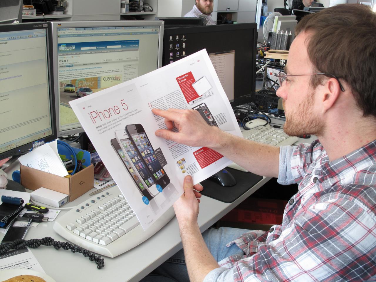 [14/09/2012] Es ist vollbracht und nach einer Woche Dauerstress ist die Pad&Phone zur Druckerei geschickt. Das freut unseren Daniel, der hier gerade noch den ganz kurz vor Redaktionsschluss erst fertig gestellten Artikel zum Apples neuem iPhone 5 ein letztes Mal Korrektur liest. Ob der spannend ist? Ab dem 26. September dürfen Sie das selbst überprüfen, denn ab dem Tag liegt das Magazin beim Zeitschriftenhändler Ihres Vertrauens aus. 