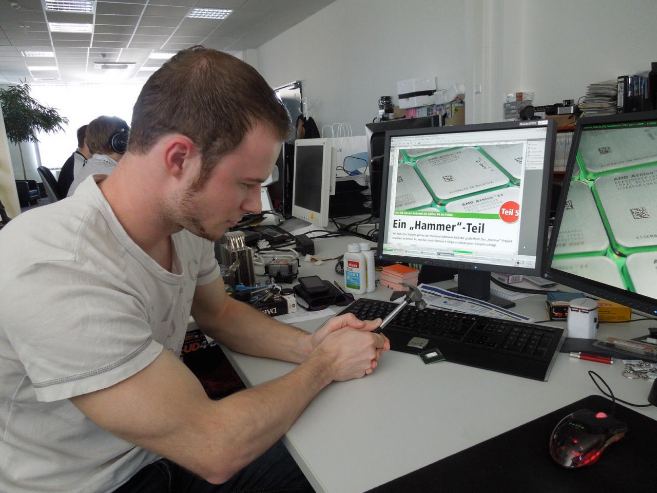 [07/09/2012] Ähnlich wie in der Waldorfschule, wo man unter anderem lernt seinen Namen zu tanzen, setzt Marc die Headline seines Artikel zum Athlon 64 in bewegte Bilder um. Wie könnte die Überschrift lauten? Sicherlich nicht 