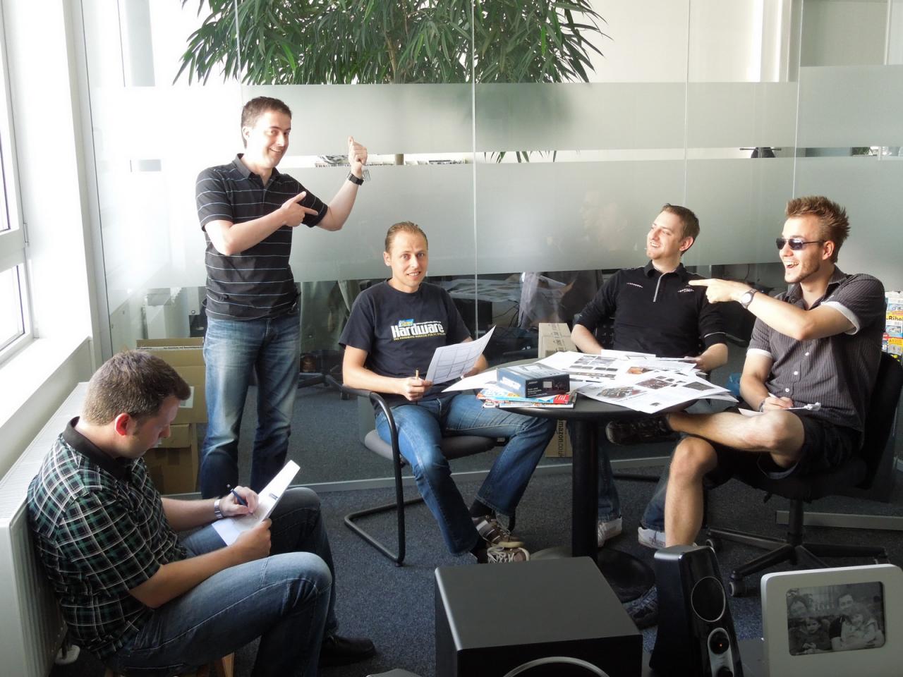[21/09/2012] Die Versammlung auf dem Bild erinnert schon ein wenig an das Treffen des PCGH-Männergesangsvereins. Doch hier werden keine Liedchen geschmettert, sondern schon die ersten Themen für das ganz neue Heft besprochen. Nach der Abgabe ist eben vor der Abgabe, aber dafür geht es bei so einer Einsatzbesprechung wenigstens lustig zu. :) 