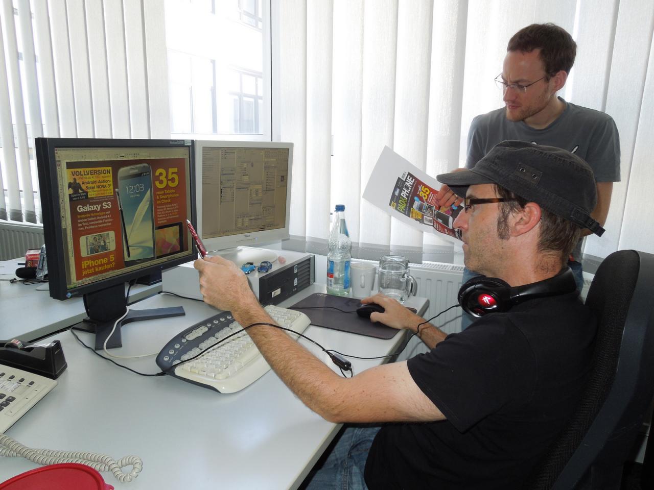 [07/09/2012] Damit Sie auch einmal sehen, wer für das schöne Layout der PC Games Hardware und Pad & Phone verantwortlich ist, haben wir uns an unseren Frank Pfründer herangeschlichen und einen Schnappschuss gemacht. Zu sehen ist wie der Pixelschubser gerade mit Herrn Möllendorf den Tite der kommenden Pad & Phone 02/12 gestaltet. Wie Daniel verriet, wird die natürlich wieder ein Hit. 