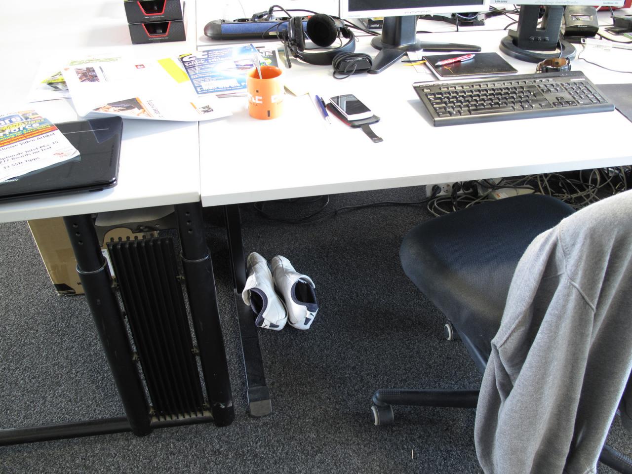 [14/09/2012] Na, wer hat denn da seine Schuhe unterm Tische geparkt und schleicht auf leisen Socken durch die Redaktion. Da wollen wir mal froh sein, dass dieser Kollege, der bei dieser Bilderstrecke schon einmal abgelichtet wurde, seine Füße nicht auf seinen Schreibtisch gelegt hat. 