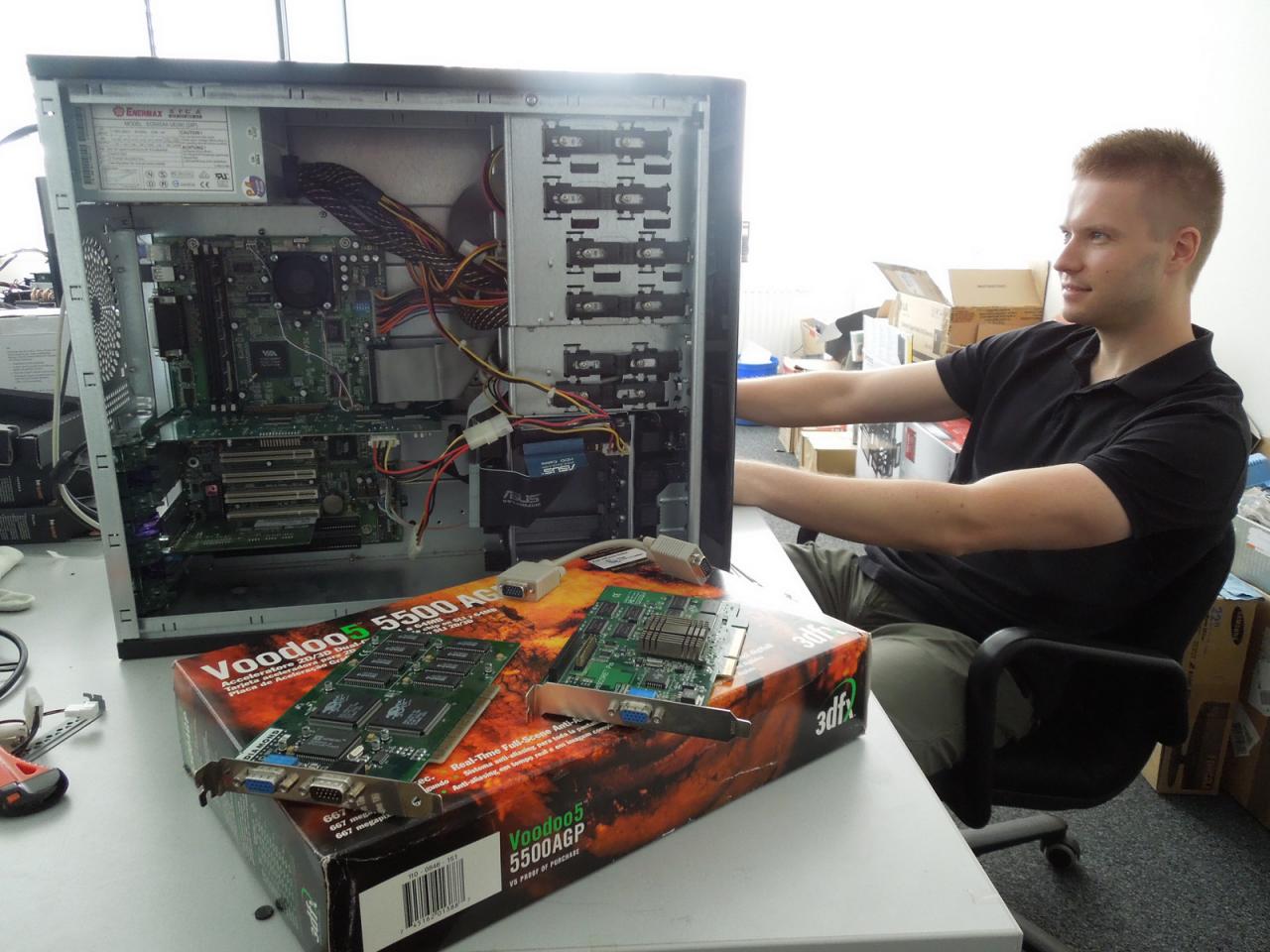 [07/09/2012] Was aussieht wie Resteverwertung für einen Prakti mit Ebbe im Geldbeutel, ist der Retro-PC, den Markus für seinen Artikel zusammengebaut hat und an dem man sogar Unreal (1!) spielen kann (nicht im Bild). Obwohl es die meisten von Ihnen vermuten, die Voodoo-Karten im Bild hat Markus nicht vom Raff sondern aus unseren wohl sortierten Grafikkartenarchiv geholt - Raff hat nur den Treiber eingestellt. ;-)
