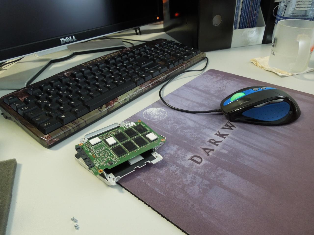 [07/09/2012] Carsten ist mal wieder am Basteln. Passend zu seiner SSD-Marktübersicht hat Herr Spille schon mal eine Exemplar zerlegt, um zu schauen, ob die Hersteller auch wirklich alle versprochenen Speicherchips eingelötet haben. Da ist unser Fachmann ganz genau!
