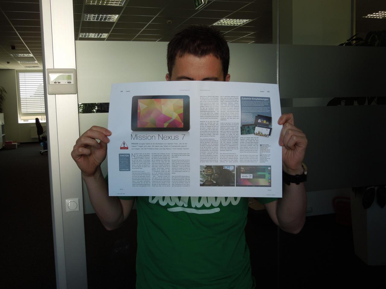[07/09/2012] Natürlich darf auch dieses Mal ein Personen-Rate-Bild nicht fehlen. Leider macht es der Herr auf dem Foto es Ihnen leicht. Da die fertig geschriebenen und gelayouteten Seiten bestimmt nicht zu den Praktikanten oder Redakteuren zru Endabnahme kommen, dürfte dieses Rätsel schnell zu lösen sein. 