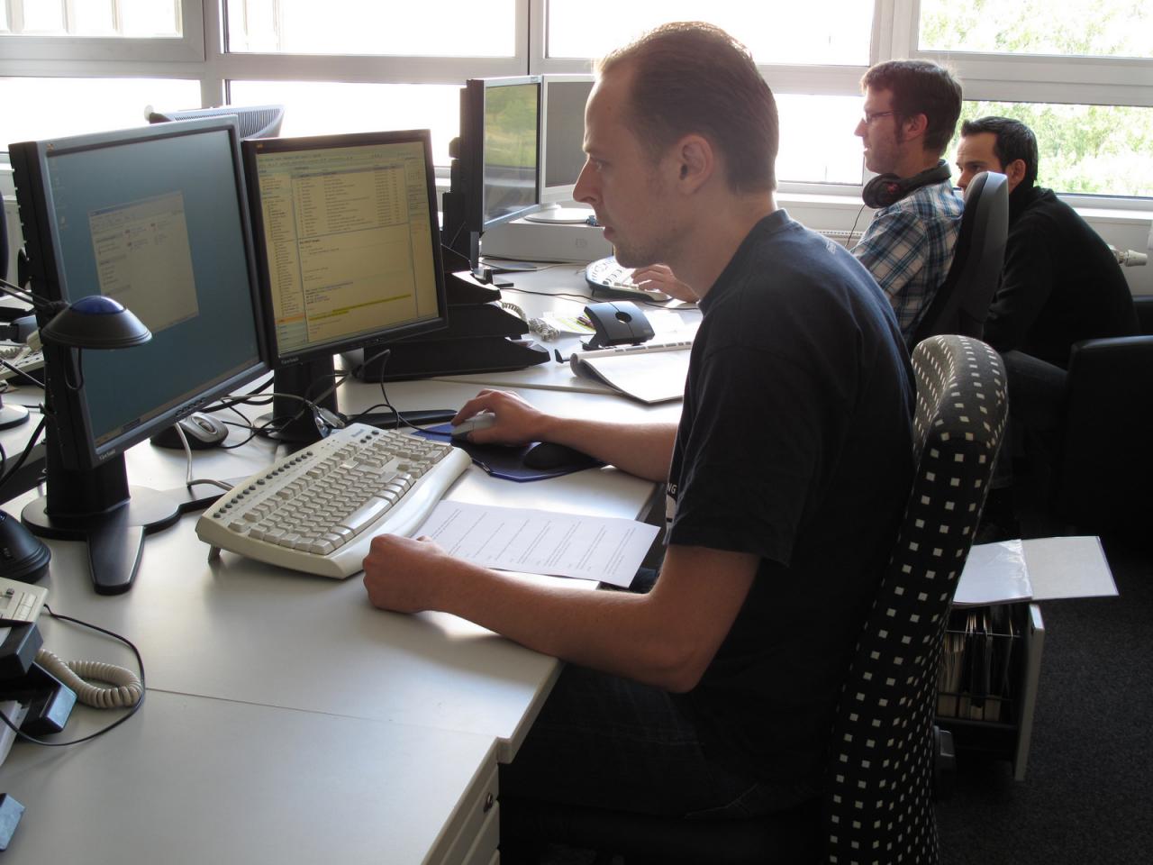 [14/09/2012] Marco geht fremd und hat es sich auf einmal auf dem Platz unseres zweiten Layouters Hans bequem gemacht. Aber keine Angst, er hängt seinen alten Job bestimmt nicht an den Nagel, sodass die Redaktion im Seitenchaos versinkt. Das Organisationstalent ist auf der Suche nach tollen Artikeln, die wir für Sie in ein Video auf der Heft-DVD der PCGH 11/2012 einbauen wollen. 