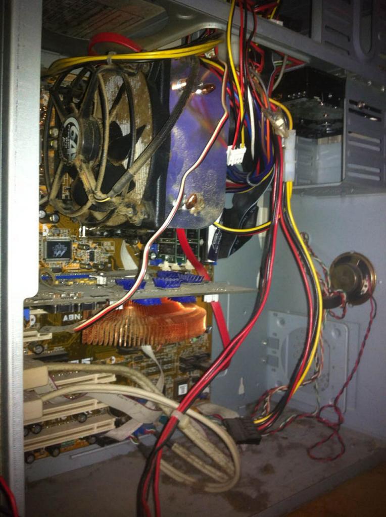 [17/09/2012] Achtung, Staub-Alarm! Die PCs der Community vor der Reinigung (3)