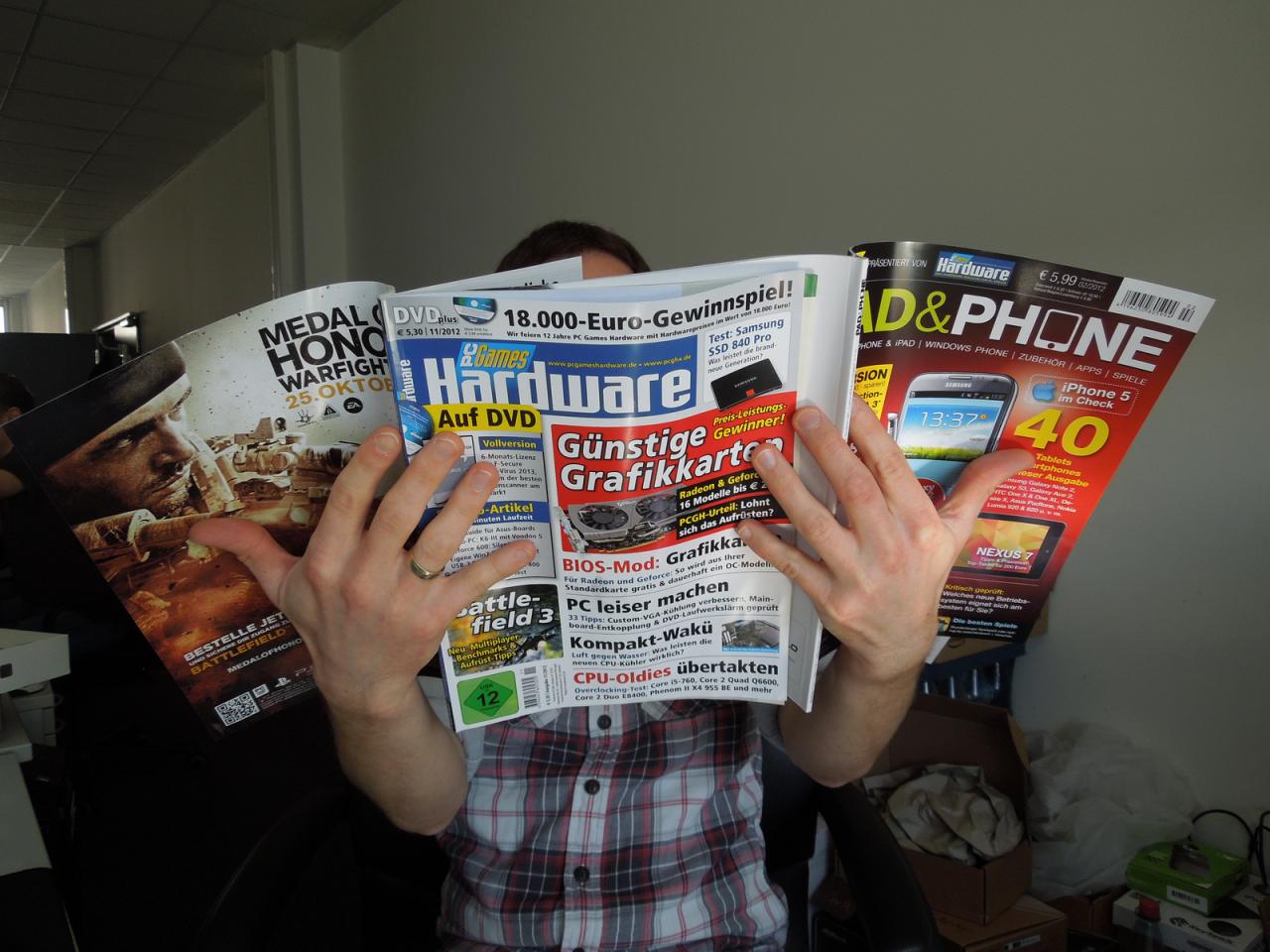 [28/09/2012] Zwei Herzen in meiner Brust respektive zwei tolle Magazine in meiner Hand, denkt dieses getarnte Redaktionsmitglied. Mitgearbeitet hat er an beide, doch welches das bessere Heft ist, das müssen Sie entscheiden. Genug gereimt, Kenner unserer Bilderreihe wissen schon längst, wer sich hinter den Magazinen versteckt - und empfehlenswert sind beide.