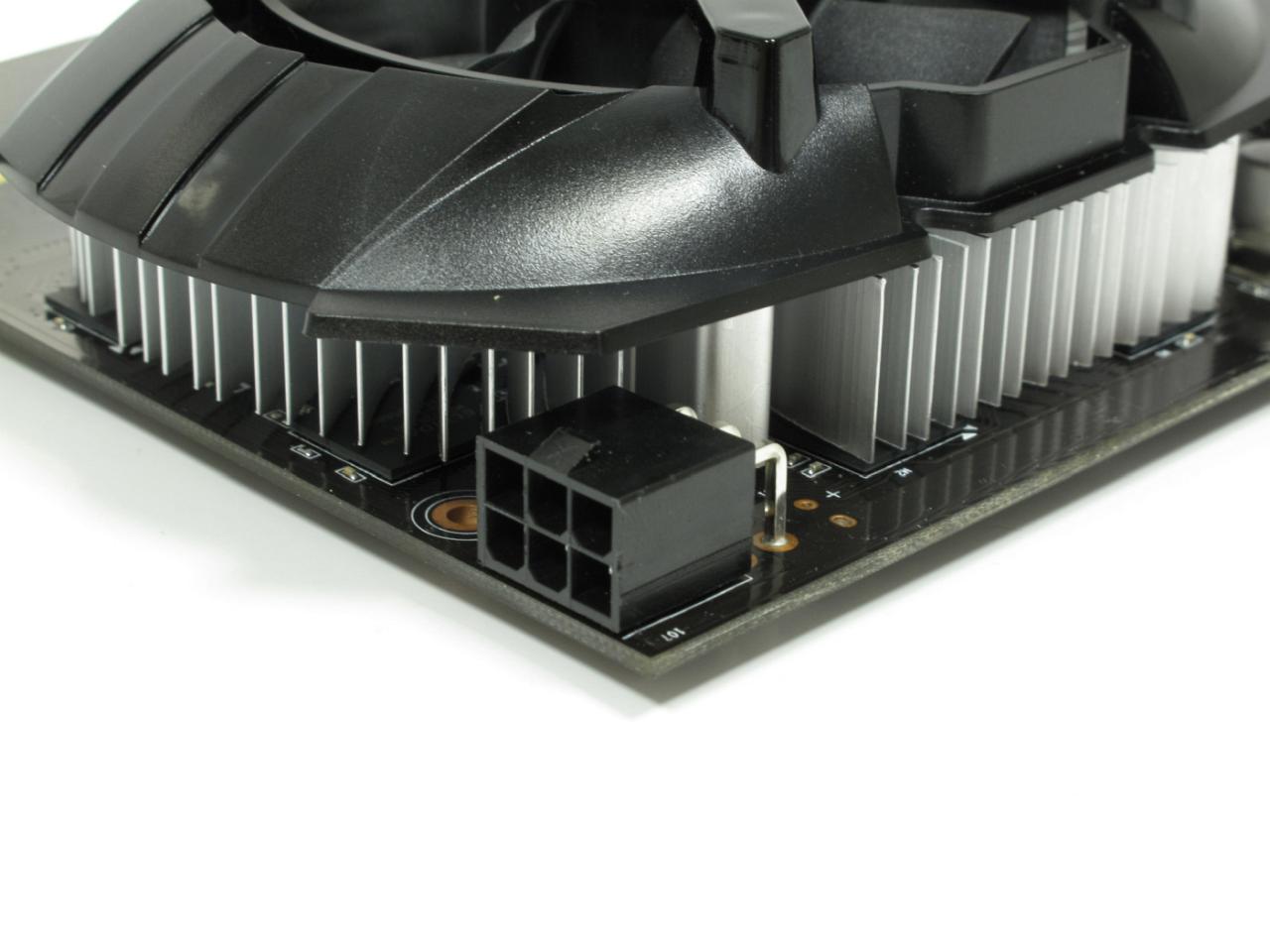 [11/09/2012] Palit Geforce GTX 650 OC: Eine sechspolige Strombuchse wird zum Betrieb benötigt, dabei ließe die geringe Leistungsaufnahme eine Versorgung nur über den PCI-E-Slot zu. 