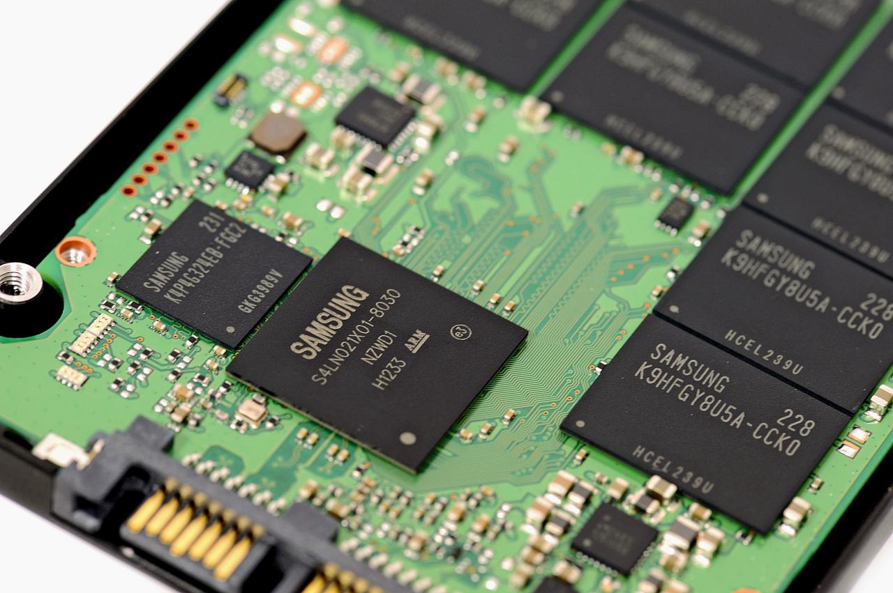 [24/09/2012] Mit der Samsung SSD 840 Pro (256 GB) konnte der koreanische Hersteller wieder in die Spitzengruppe der schnellen Flash-Speicher vorstoßen. Wir haben natürlich einen Test dazu im Angebot. Circa einen Monat darauf kommt mit der SSD 840 Basic die (weniger überzeugende, aber günstigere) Schwester mit TLC-Technik.