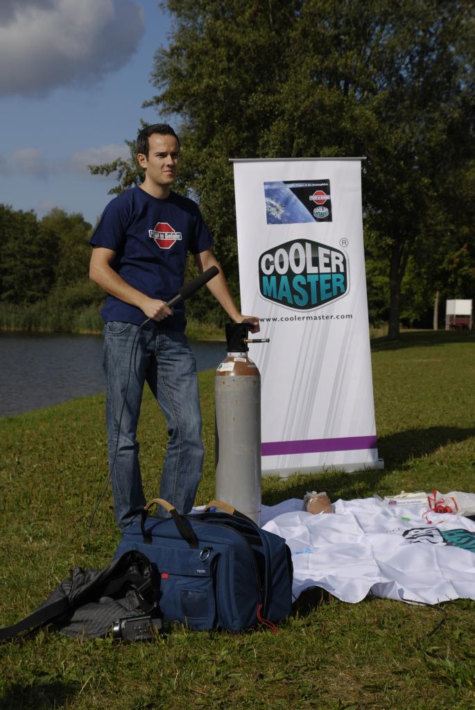 [06/09/2012] Die Helium-Flasche steht bereit und Daniel Waadt wartet nur noch auf die Kamera(s)