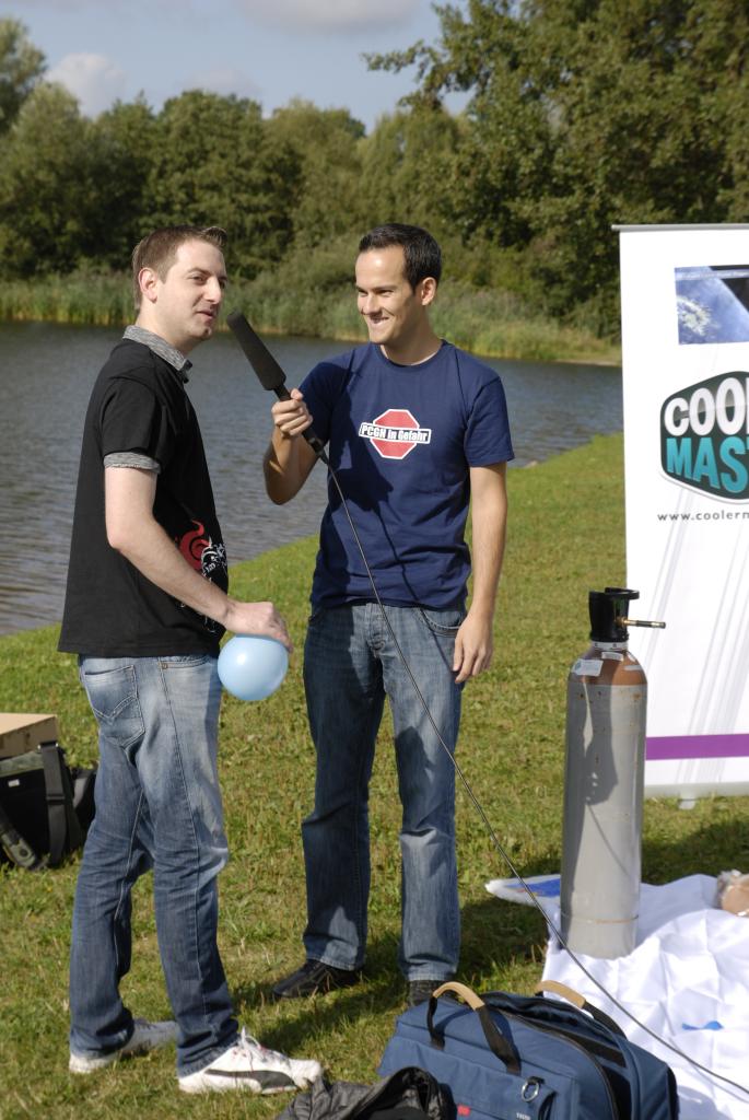 [06/09/2012] Um zu testen, ob es sich wirklich um Helium handelt führte Reinhard den Stimmtest durch