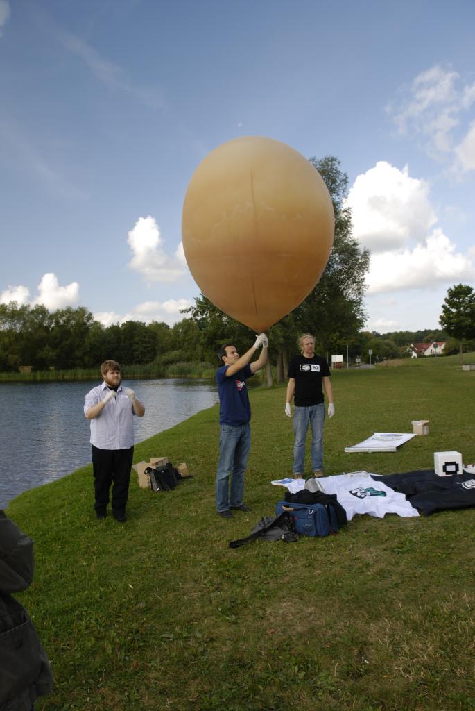 [06/09/2012] Nachdem die Befüllung abgeschlossen ist, muss der Ballon natürlich ordentlich verschlossen werden.