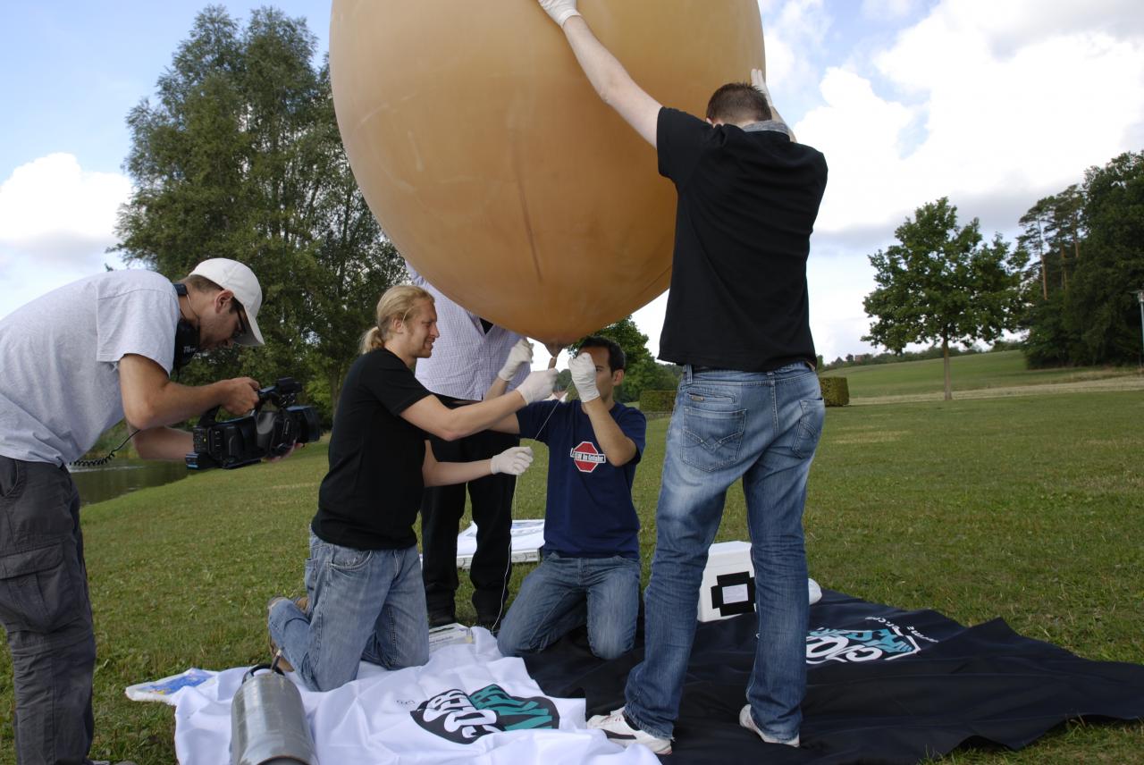 [06/09/2012] Dabei sind allerdings wieder viele Hände nötig. Schließlich darf der Ballon ja noch nicht steigen!