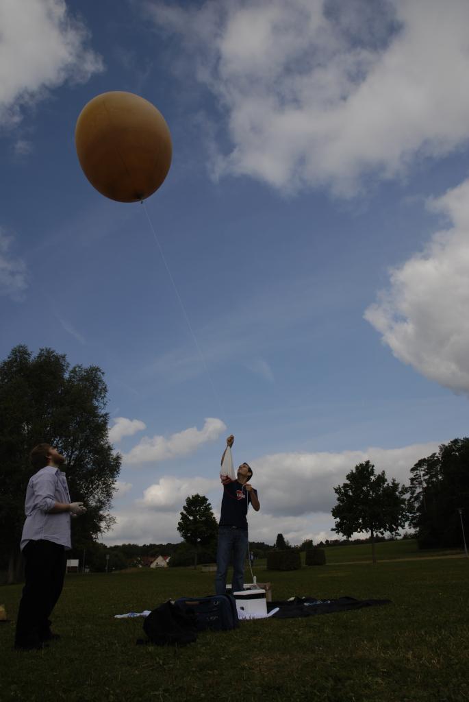 [06/09/2012] Dann kommt der große Moment. Der Ballon steigt die ersten Meter ...