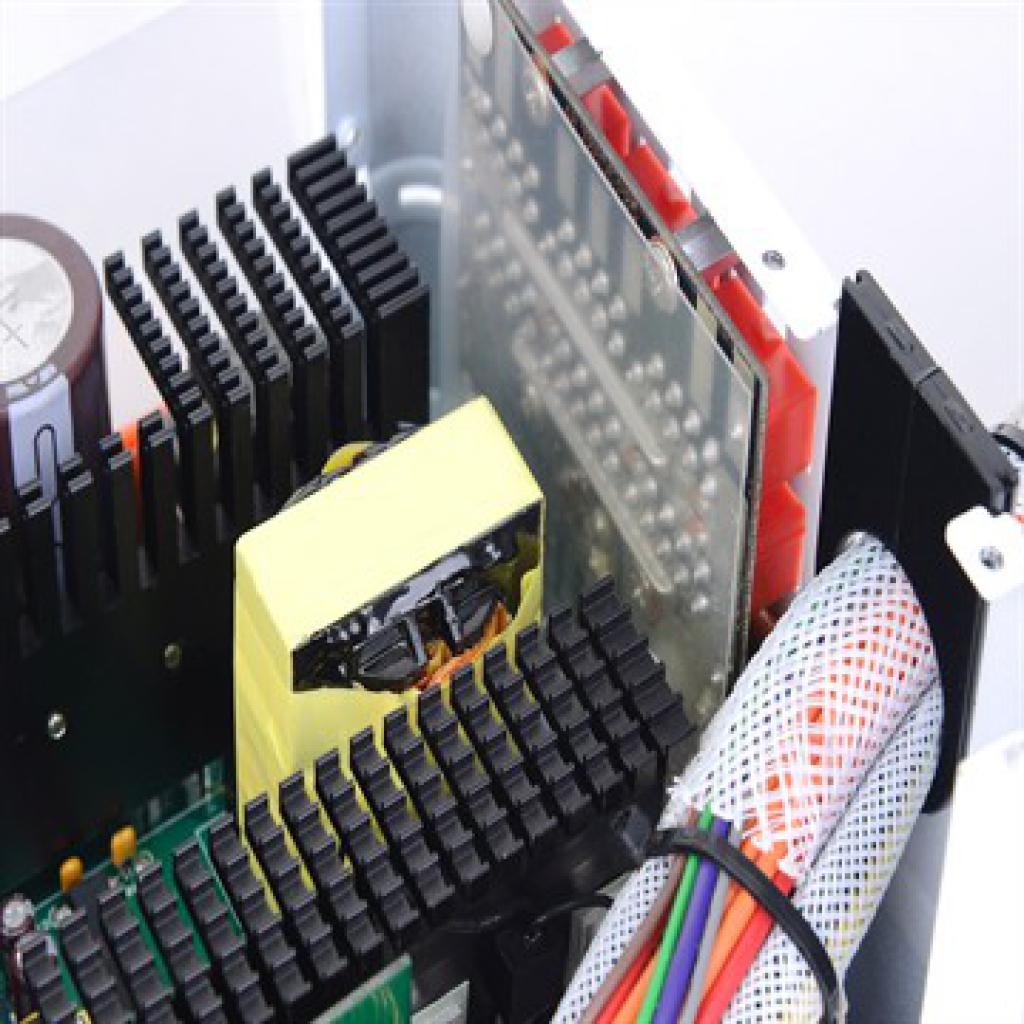[26/09/2012] Thermaltake stellt neue Platin-Netzteile mit 600 und 700 Watt vor (5)
