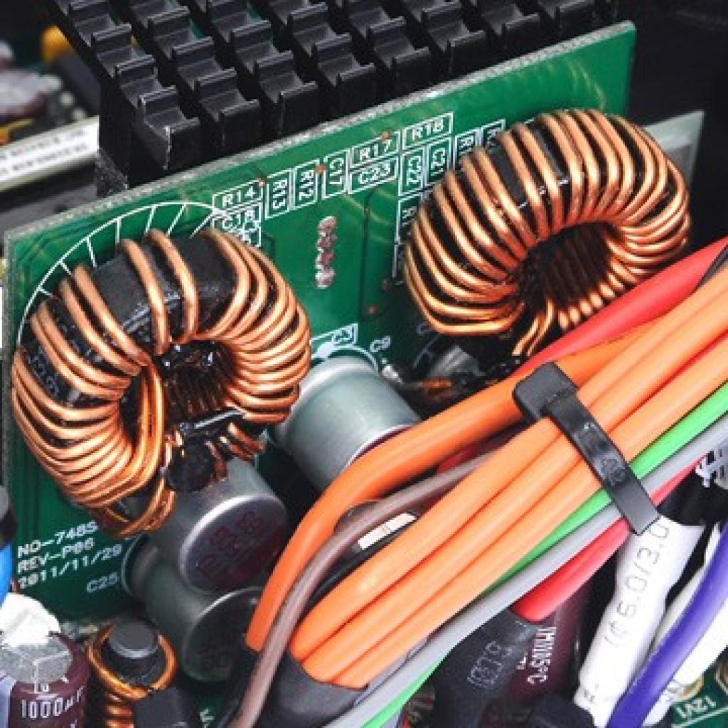 [26/09/2012] Thermaltake stellt neue Platin-Netzteile mit 600 und 700 Watt vor (6)