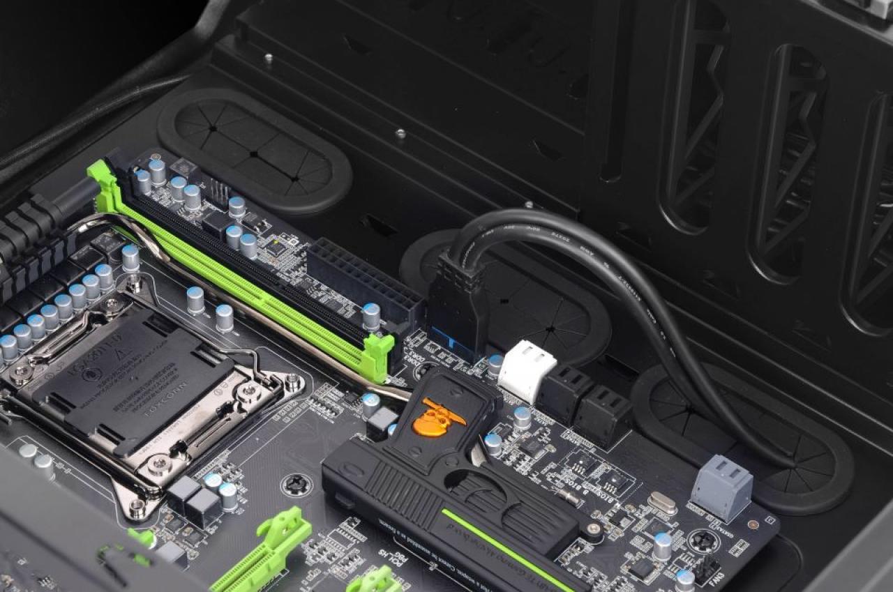 [19/09/2012] Thermaltake stellt neuen Midi-Tower in der Snow-Edition vor (12)