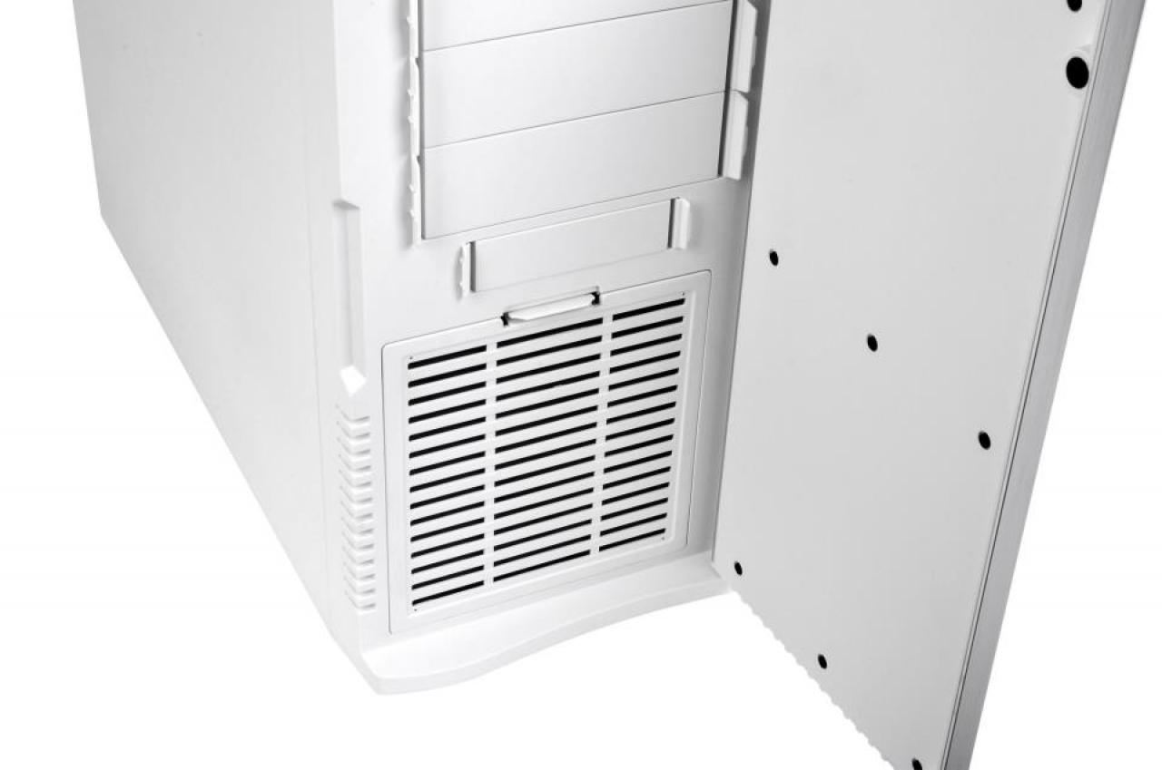 [19/09/2012] Thermaltake stellt neuen Midi-Tower in der Snow-Edition vor (13)