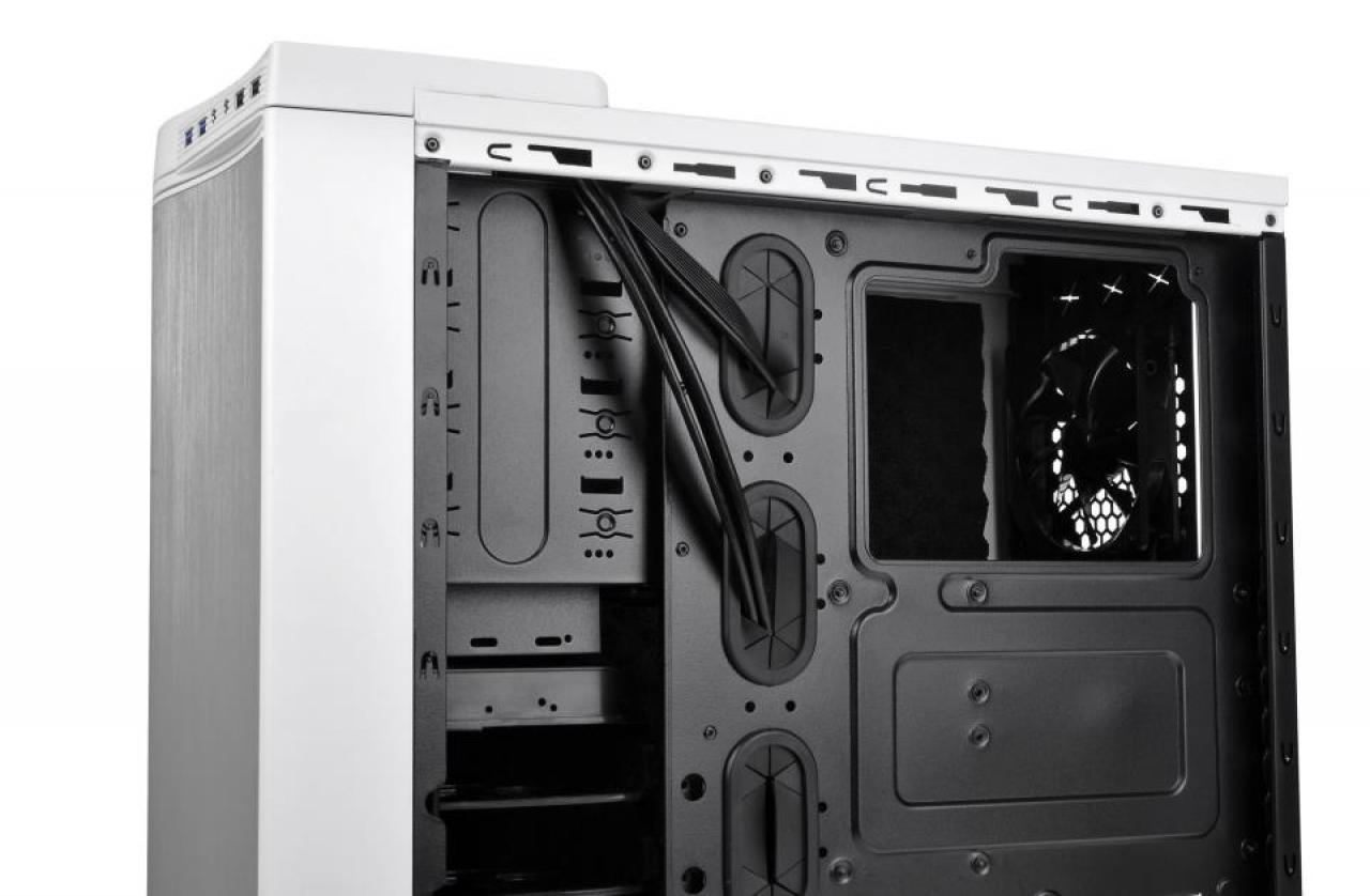 [19/09/2012] Thermaltake stellt neuen Midi-Tower in der Snow-Edition vor (20)