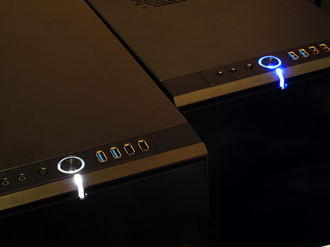 [17/10/2012] Die PCGH-Edition (links) verfügt über weiße anstatt blaue LEDs.