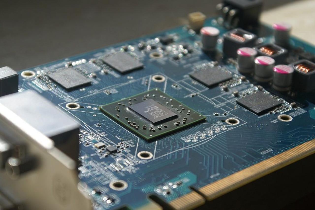 [02/10/2012] Update vom 03.10. mit Fermi-Prototyp, 3dfx-Basteleien und High-End-Boliden (93)