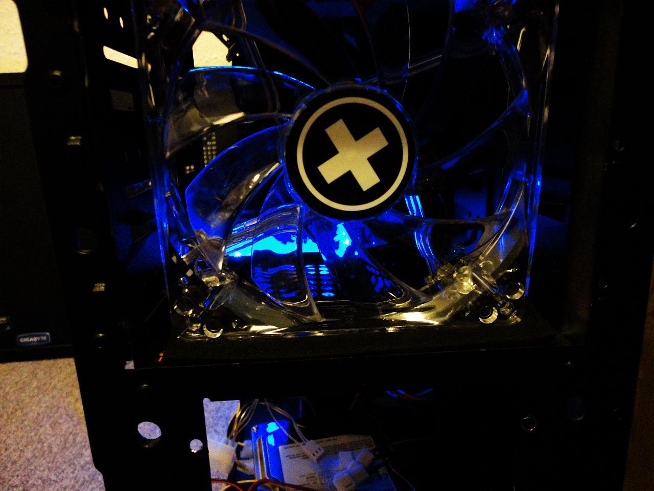 [12/10/2012] Update vom 14.10. mit neuen Luftkühlungen und cool in Szene gesetzter Hardware (19)